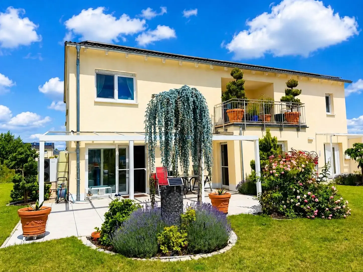 Gepflegte Gartenanlage mit Terrasse